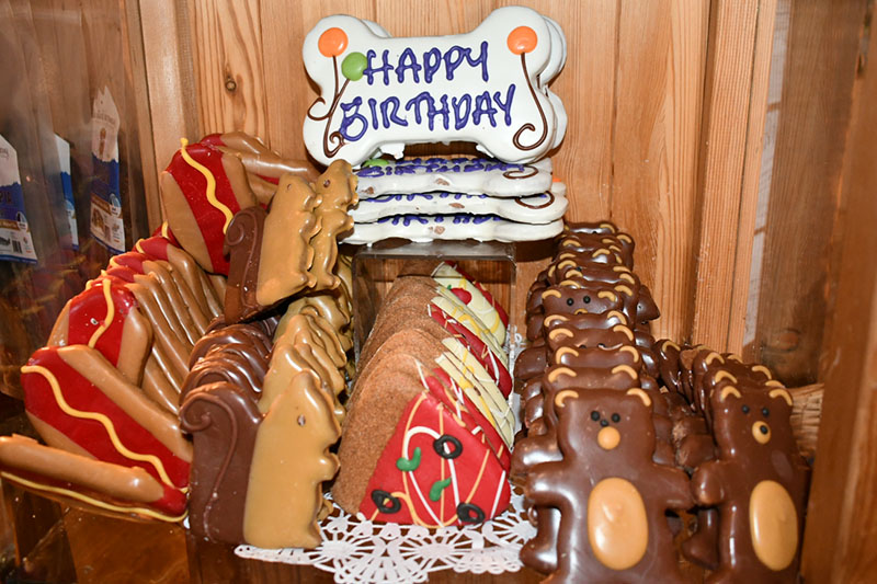 A birthday cake with the words happy birthday written on it.